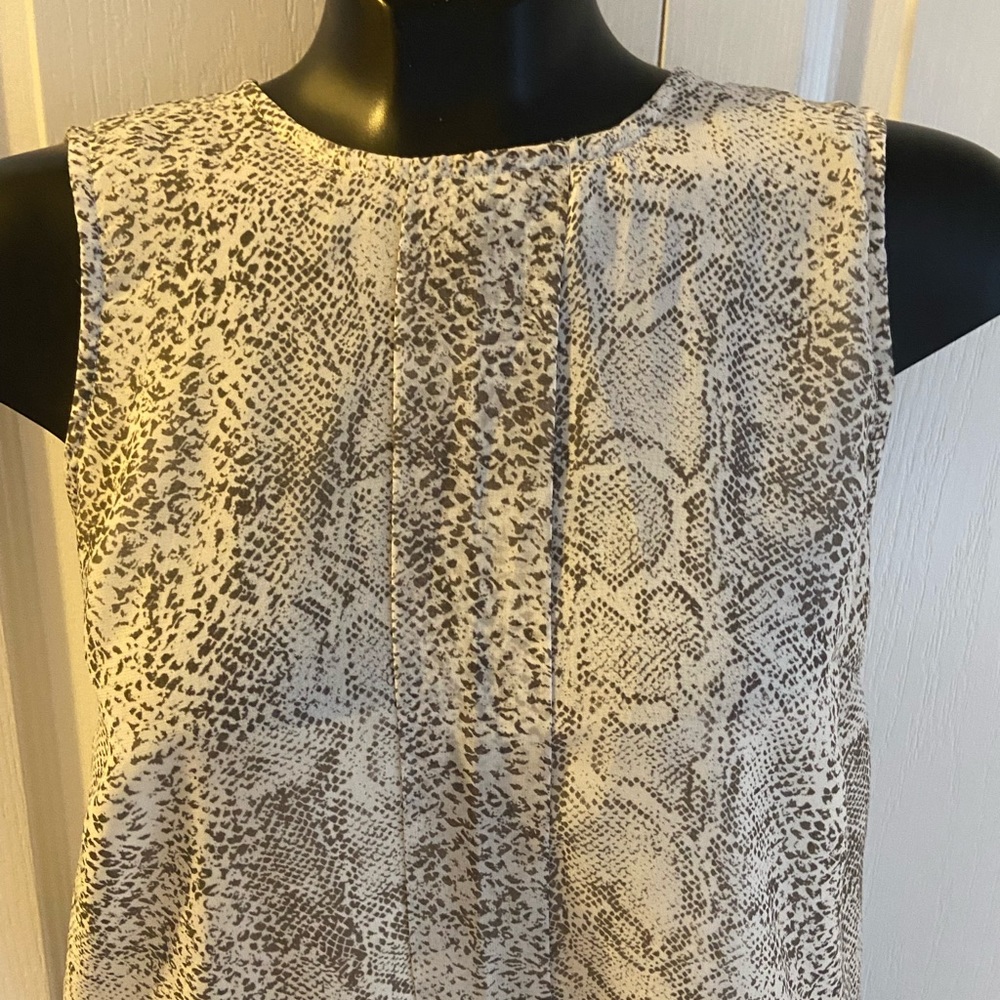Flowy print tank with a lining. Bottom is long and flowy easy to wear out or in